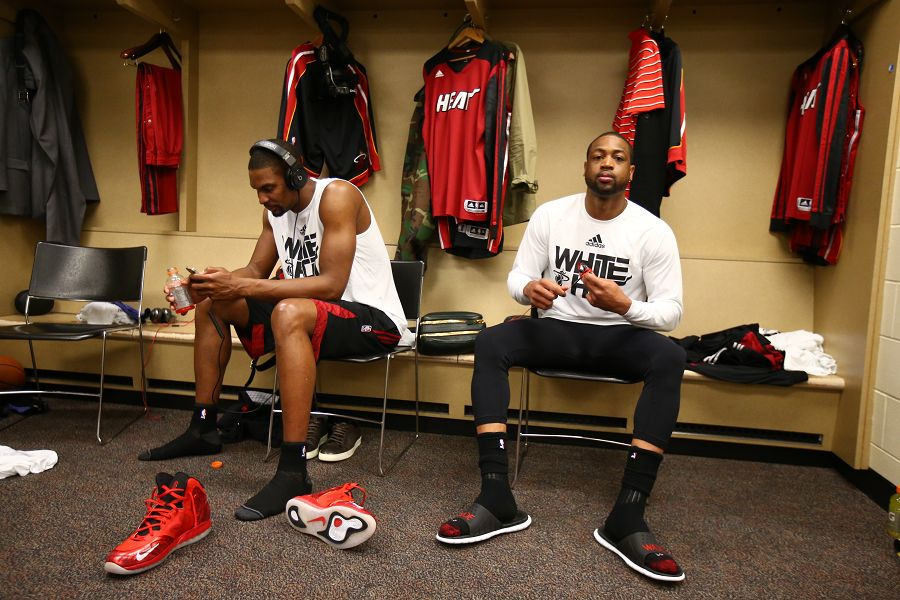 韦德东部决赛精选图:倒地救球 和乔治亦敌亦友