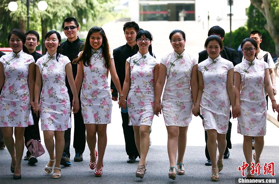 南京毕业生着旗袍中山装拍照5075263-<em>女人</em>频