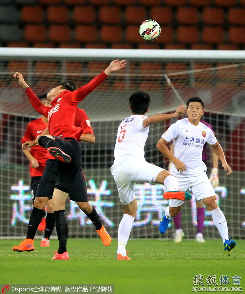 高清图:辽足主场对阵上港 杨超声破门激情庆祝