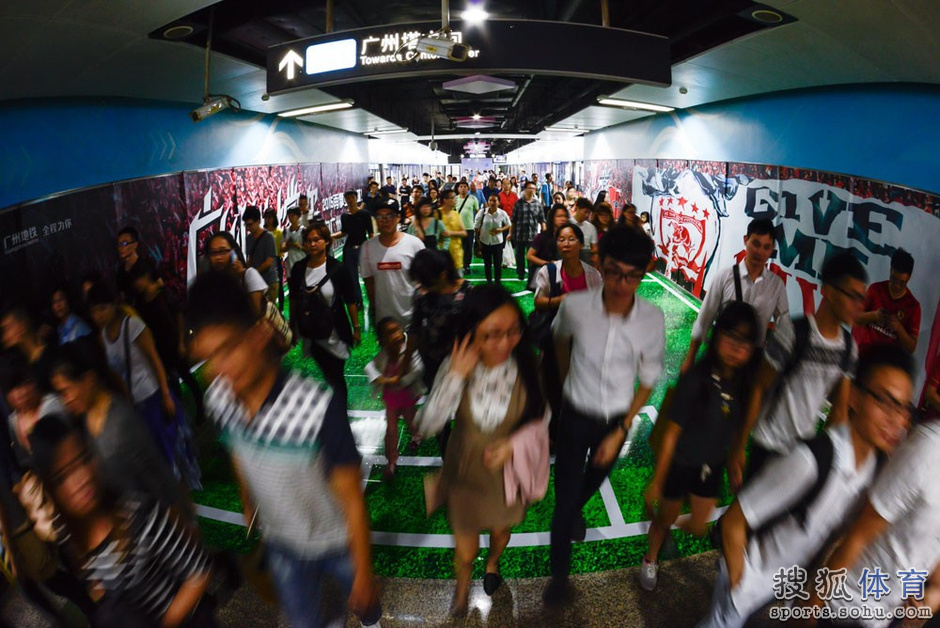 高清:广州地铁站换装 预热亚冠决赛为恒大助威