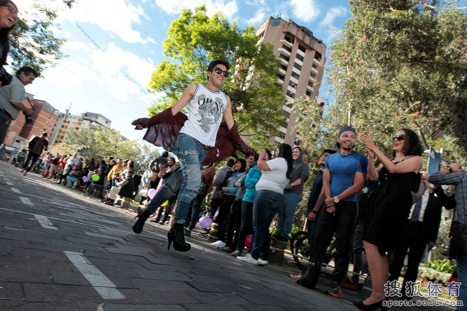高清图:男子参加高跟鞋赛跑 纪念同性恋骄傲周