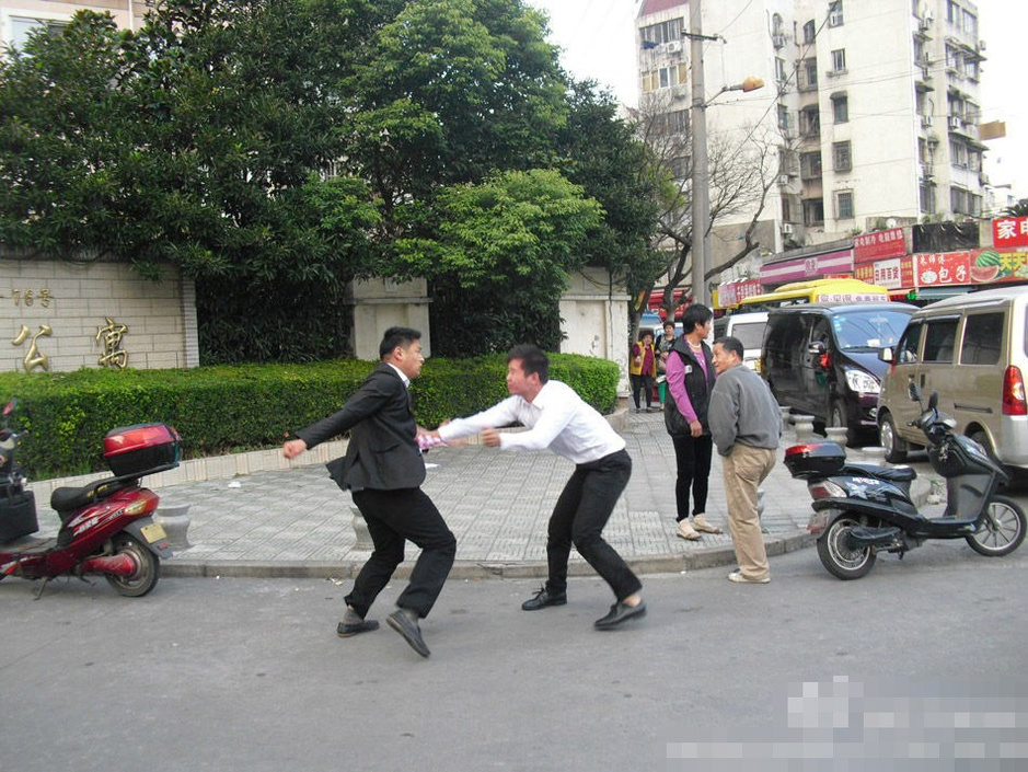 <em>10.23</em>图粹:广医二院医生被打-Wap频道图片库