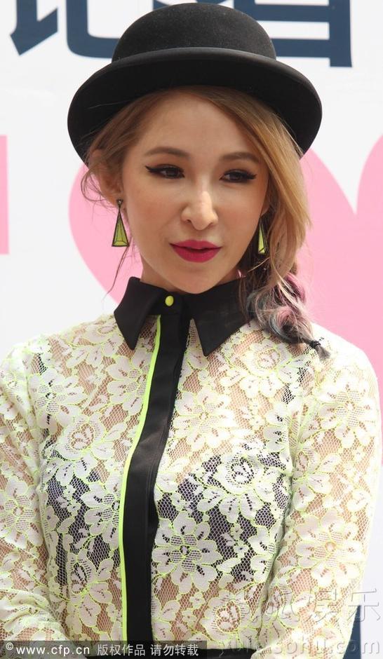 萧亚轩捞金戴<em>围裙</em>扮<em>女仆</em> 蕾丝衣薄透露黑色Br