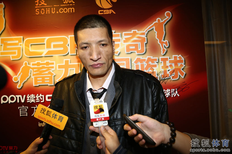 高清图:搜狐续约CBA官网 巴特尔抵达接受采访