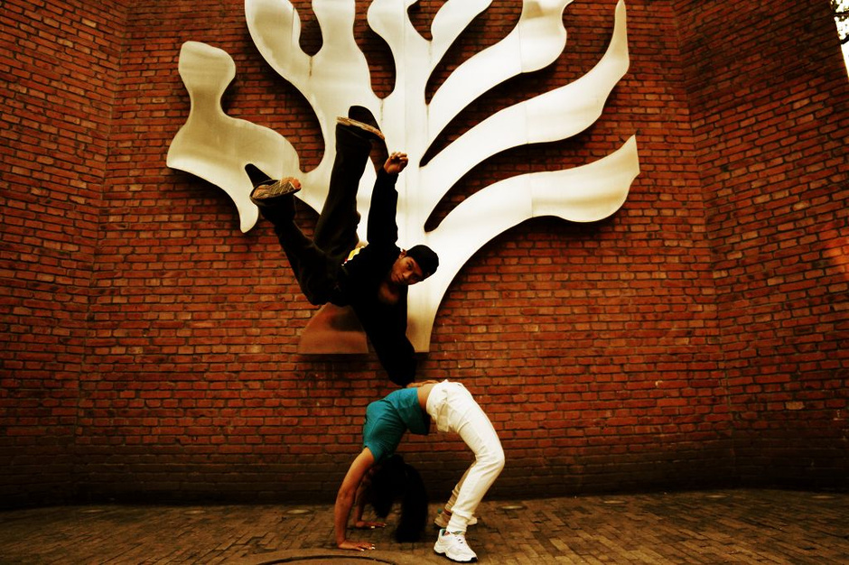 高清图:钢管舞<em>女孩</em>挑战<em>跑酷</em>高手 玩的就是心跳