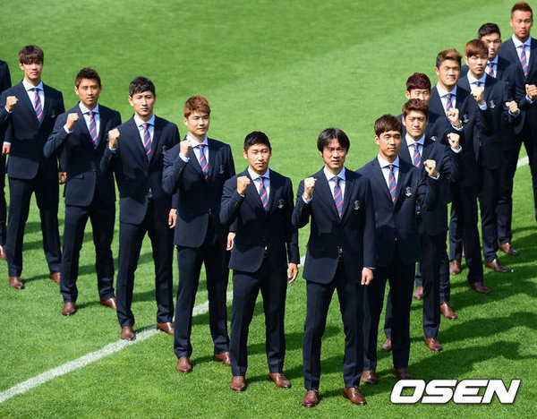 高清:韩国队西装写真变男模 举拳宣誓全力争胜