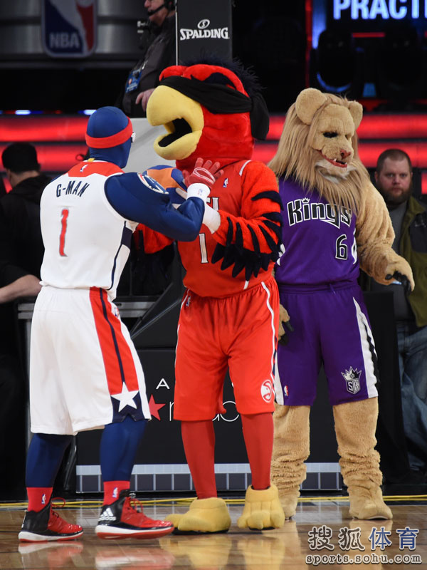 高清图:全明星各队吉祥物争宠 骑士先生最呆萌