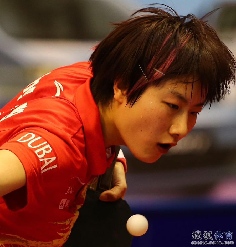 高清图:刘诗雯蹲地上卖萌 举起10.4万美元支票