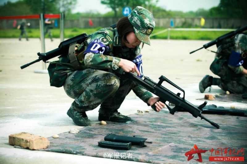 军事女学员参加比武画面:玩组枪动作麻溜-军事