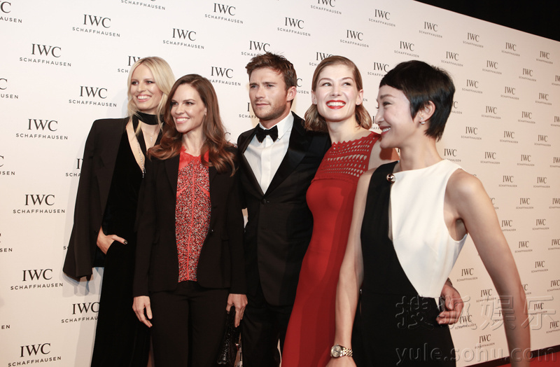  周迅帅气现身瑞士  十分优雅从容尽显女神范引