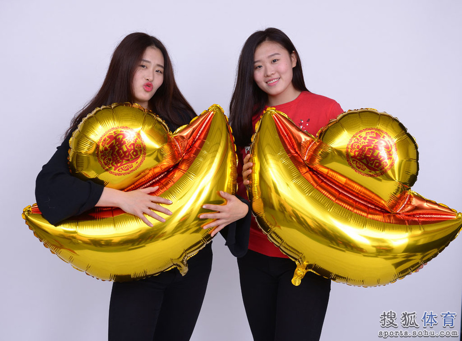 组图:广东女篮拍摄拜年写真 杨力维着裙装亮相