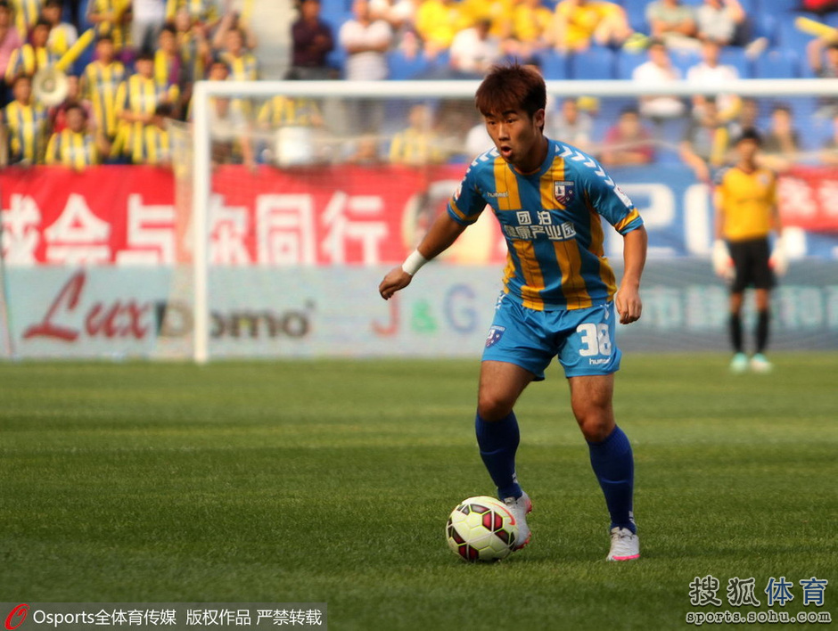 高清:松江主场1-0毅腾 张烁破门兴奋腾空庆祝
