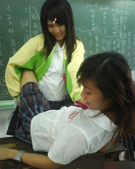 <em>学生妹</em>大街<em>上</em>公然又吻又摸