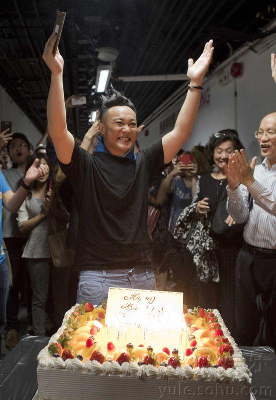 陈奕迅红馆度生日 吹不灭蜡烛笑翻天5292467