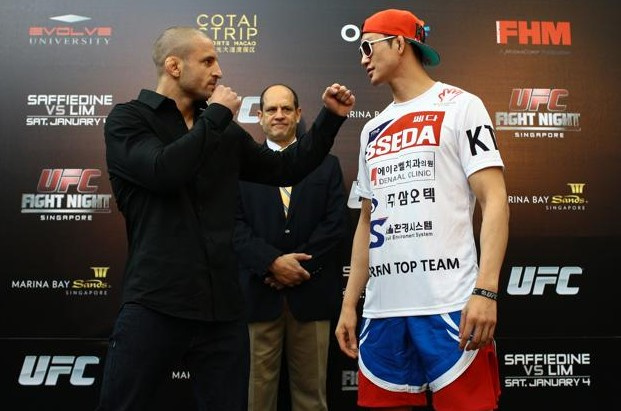 UFC新加坡赛称重仪式 新举牌女郎性感亮相(图