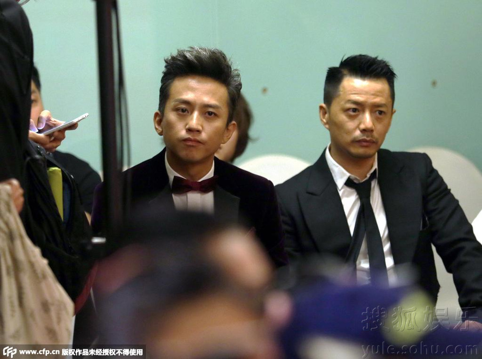 邓超西装一改逗比形象 与段奕宏热聊笑容轻松
