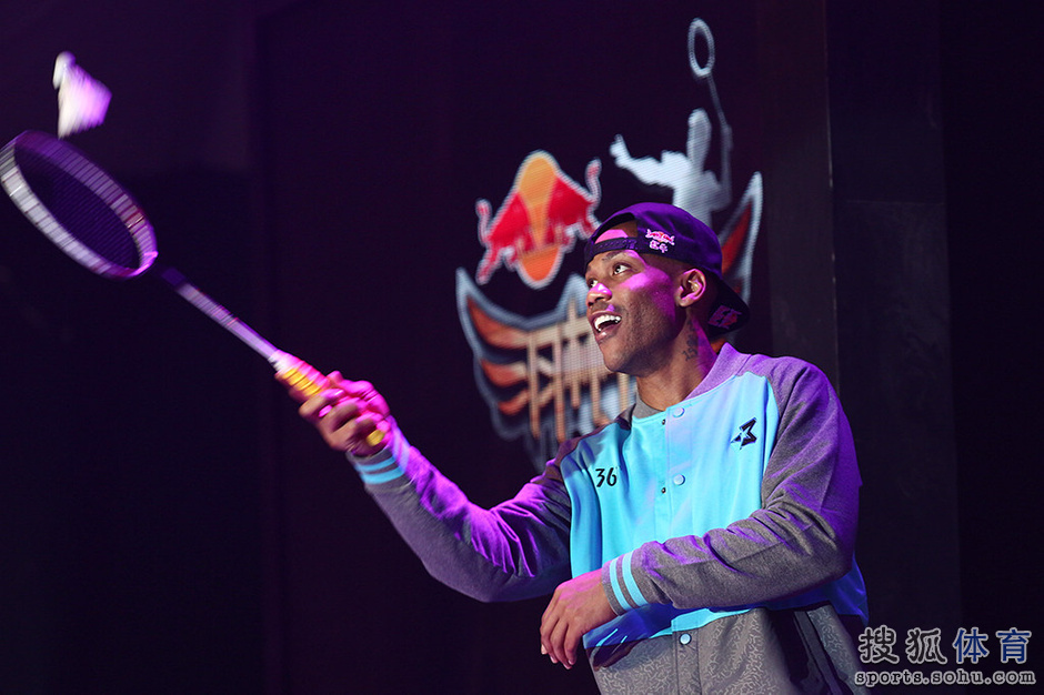 高清图:马布里大秀羽毛球技艺 与世界冠军对打