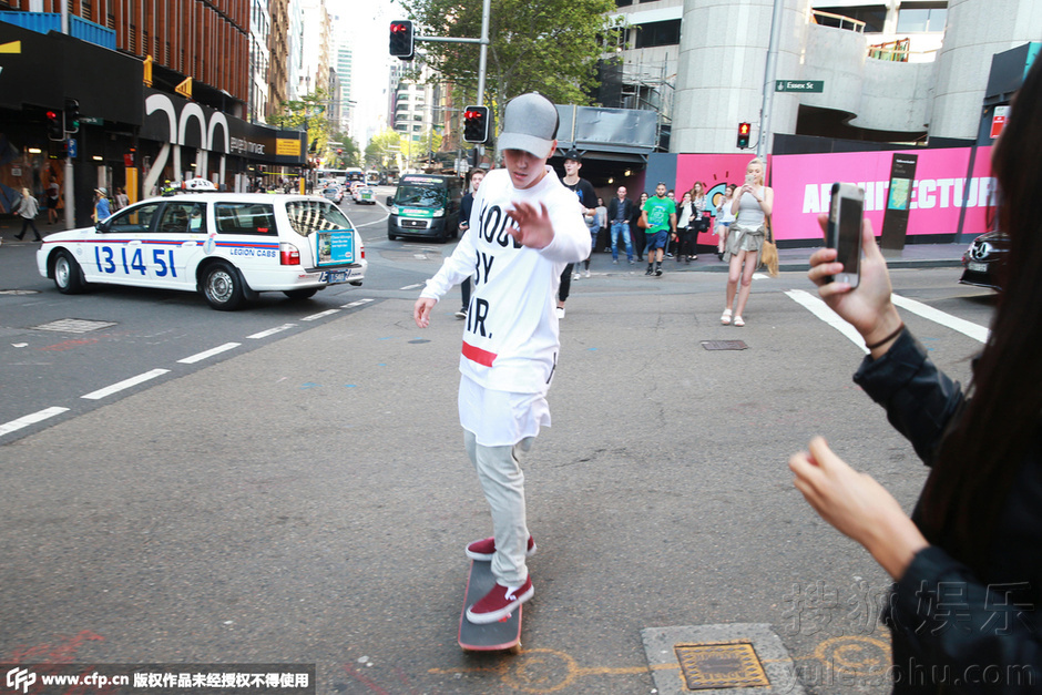 不许拍!比伯悉尼街头玩滑板保镖护驾手挡镜头