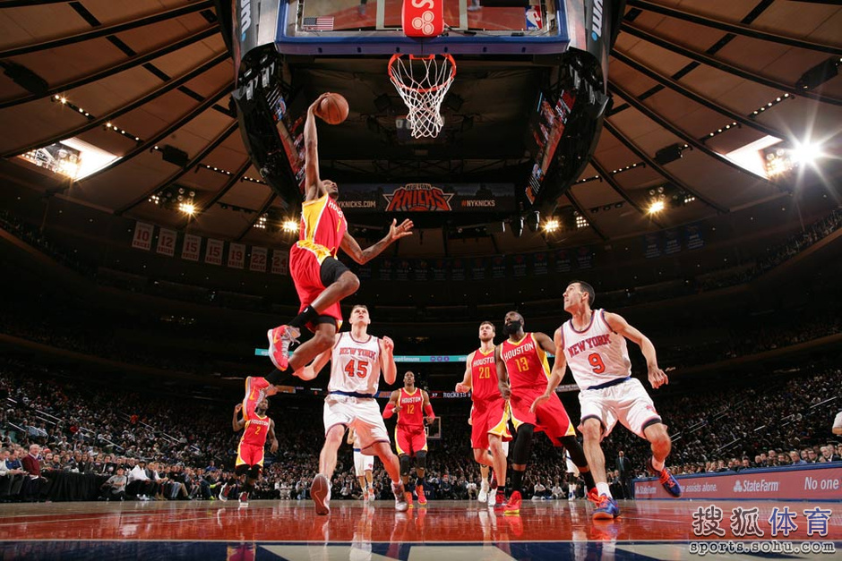 高清:火箭战尼克斯霍华德遭遮眼 哈登霸气扣篮