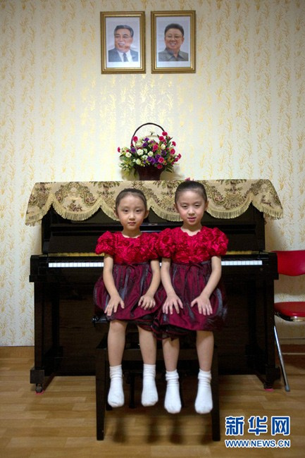 朝鲜平壤,两个朝鲜小女孩表演钢琴二重奏.