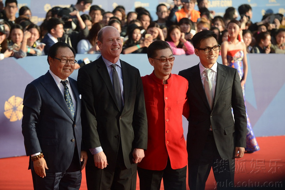 北京电影节开幕红毯 施瓦辛格压轴亮相掀起热潮