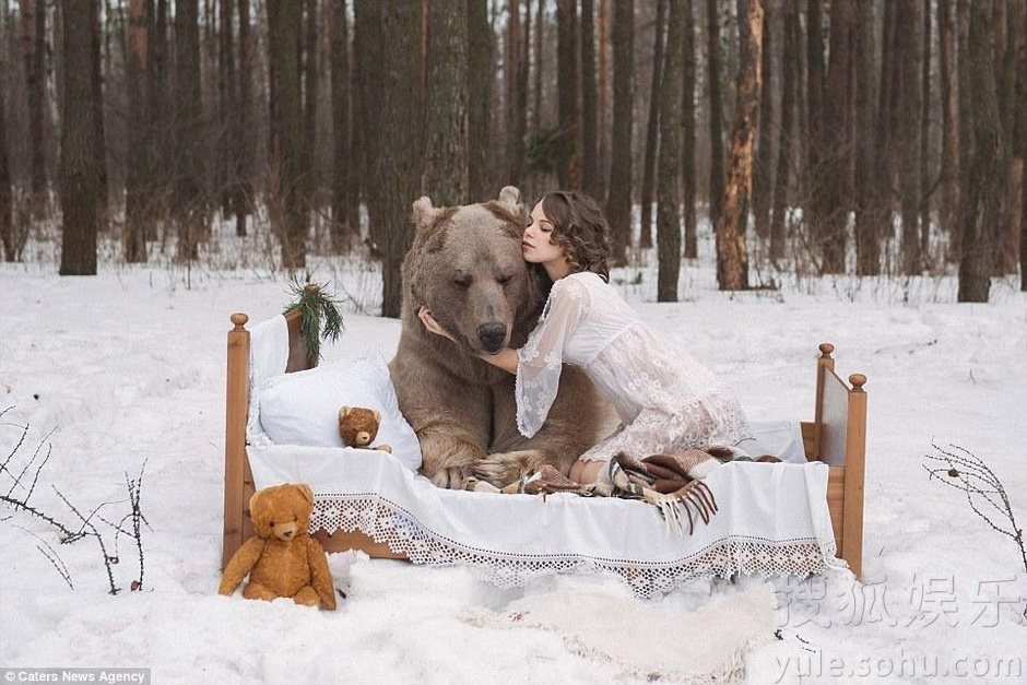 <em>俄罗斯女</em>模特雪中与棕熊合影 号召公众减少猎