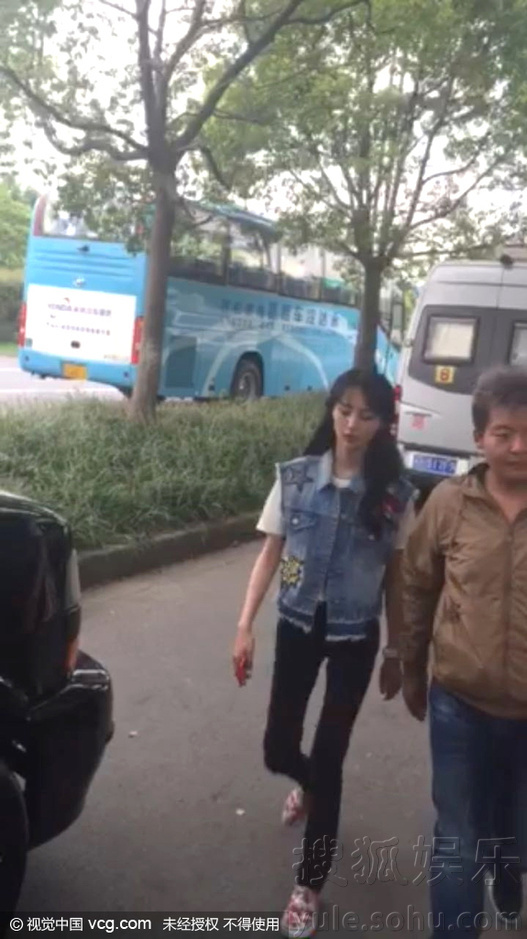 郑爽牛仔马甲现身片场 胸部平平筷子腿抢镜-娱