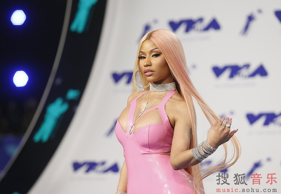 麻辣鸡粉色绑带勒胸秀夸张好身材 表情俏皮