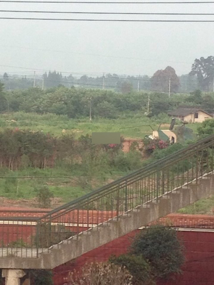 据@四川新闻网 消息,在四川成都大邑县王泗乡镇的一个农田里,一架军用
