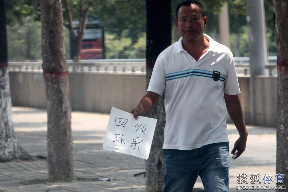 一票难求!建业球迷买票场面似春运 誓言灭恒大