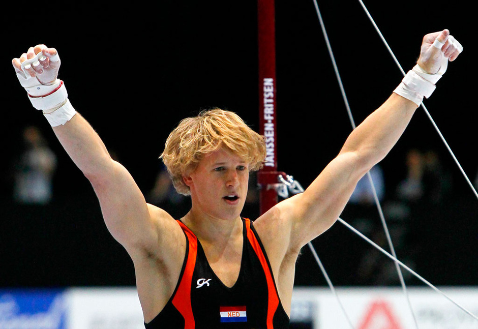 高清:世锦赛单杠佐德兰德夺冠 展示金牌显羞涩