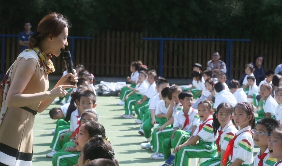 央视主持人董卿周涛与小学生过教师节549757