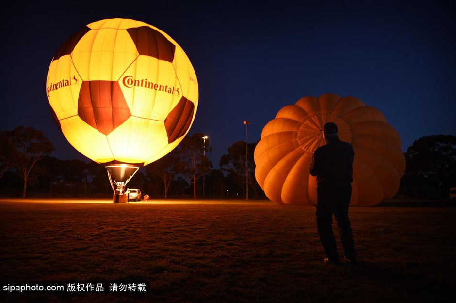 高清图:墨尔本上空现足球热气球 助兴亚洲杯赛