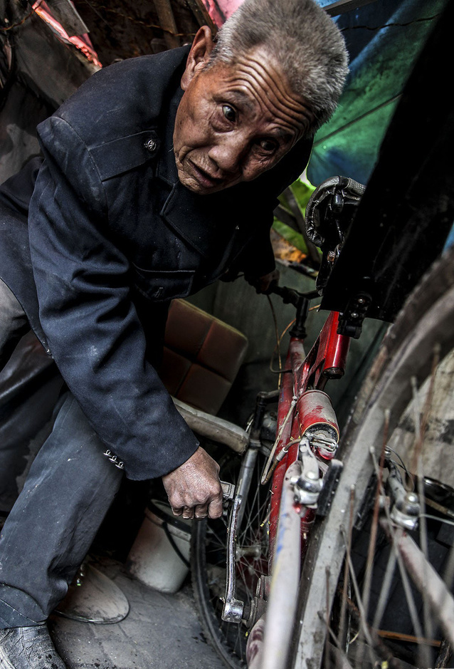 西安104岁老人蜗居街头修单车 称儿孙在美国 (图)