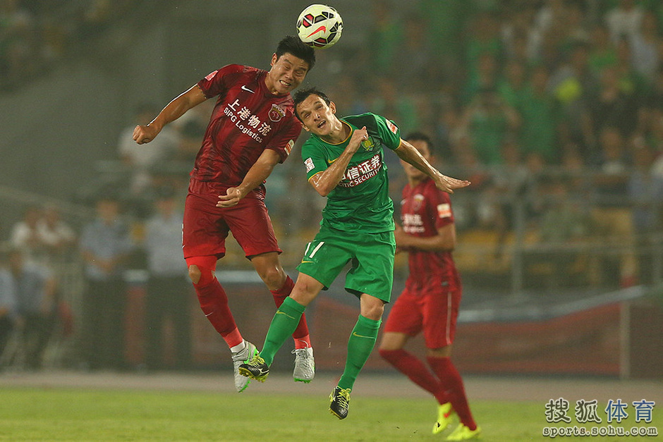高清图:国安0-0战平上港 杨智神勇扑点激情怒吼