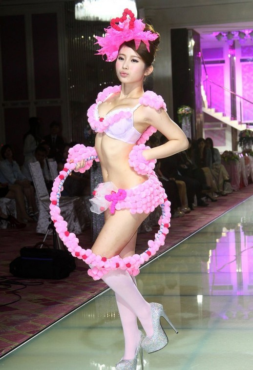 <em>鸡排妹</em>三点式<em>内衣</em>走秀遭吴宗宪嘲笑像童装-娱