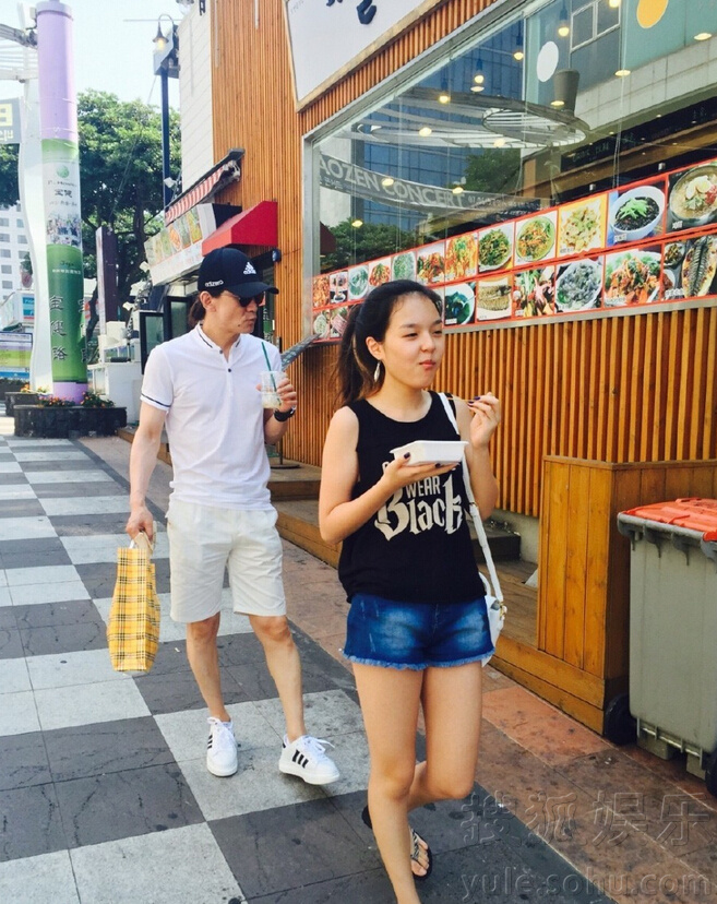 李咏和女儿度周末亲情满满 同戴墨镜造型炫酷