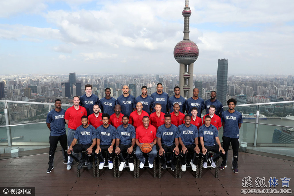 高清:哈登浓眉哥领衔 火箭鹈鹕众将合影明珠塔