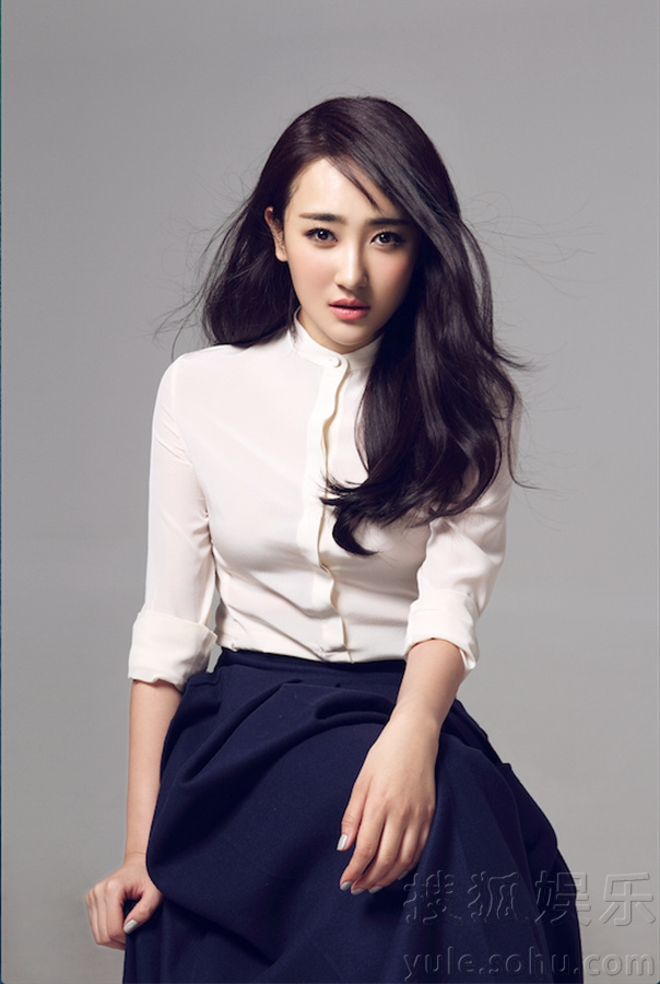 高姝瑶曝最新写真 白衣淡雅尽显淑女本色