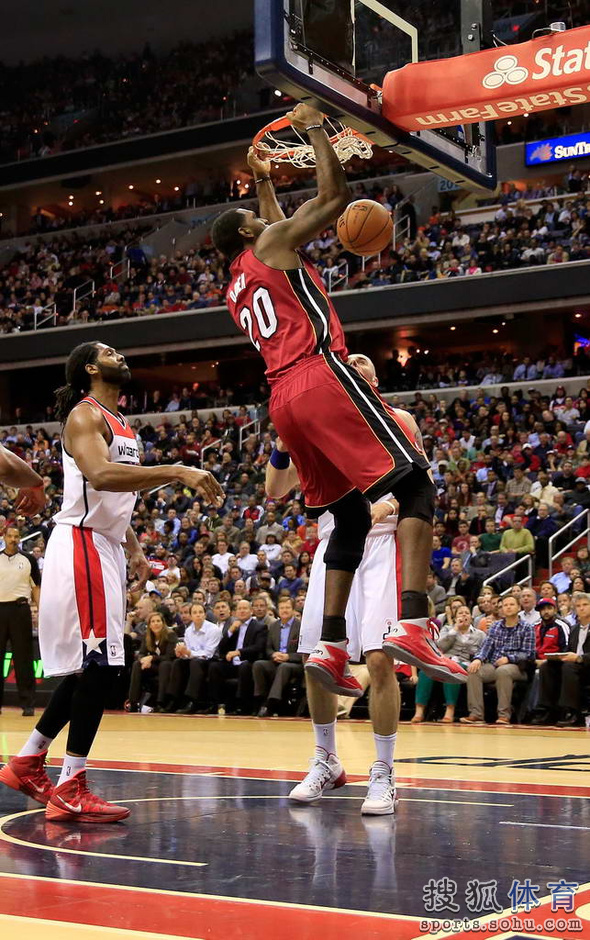 精彩瞬间(nba图片) 搜狐大视野  责编:李奇                 奥登扣篮