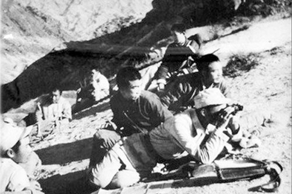 图为1950年,邵阳民兵配合野战军在绥宁剿匪.