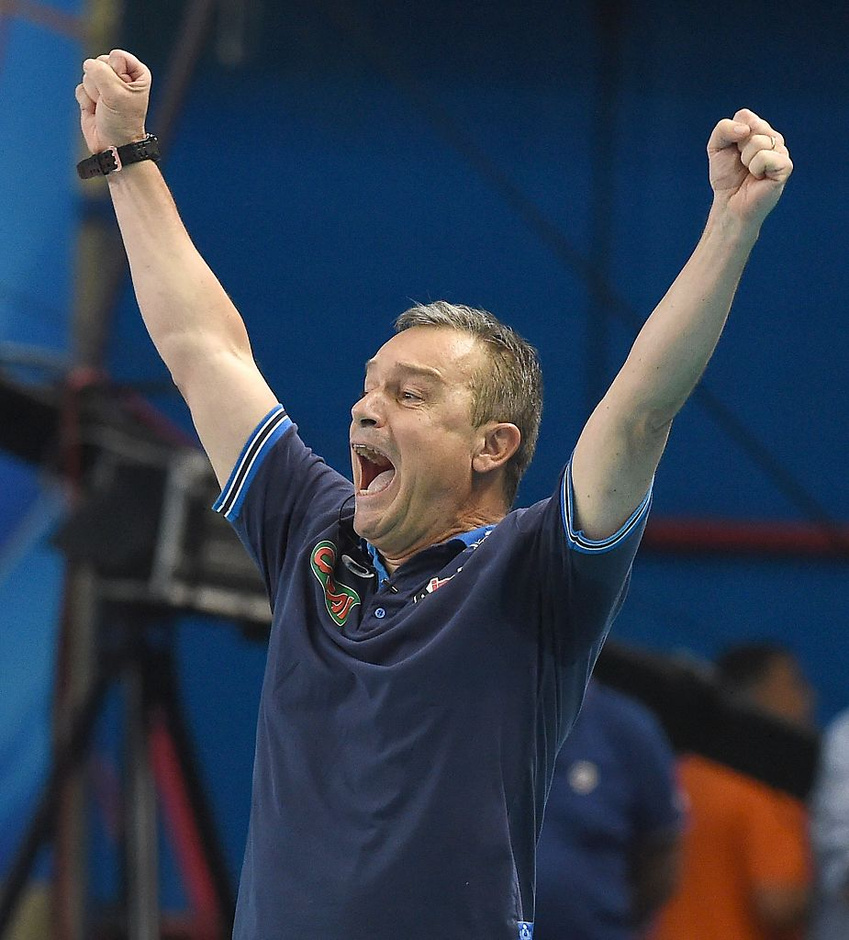 高清图:意大利女排庆祝进6强 日本队跪地狼狈