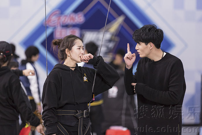 汐潮变身导师训哭女学员 重现经典武打片段-娱