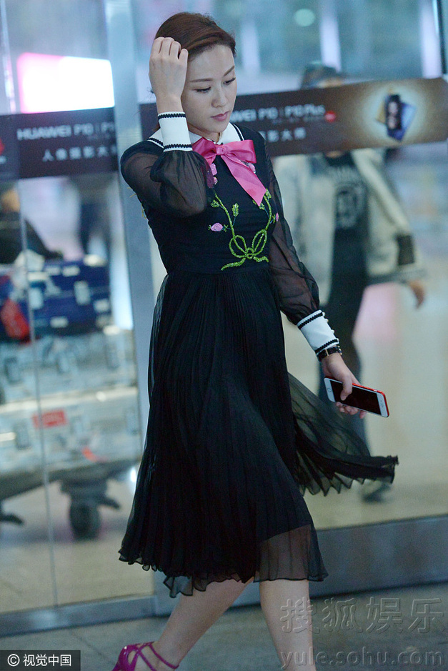 叶一茜穿黑纱裙配红领结 轻撩秀发女人味足(组图)