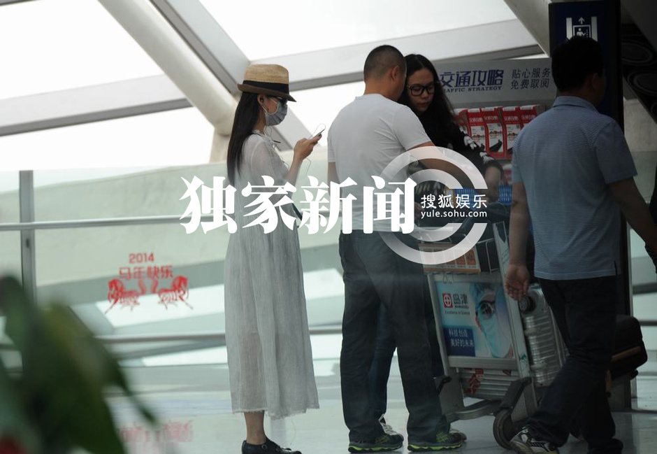 独家:张静初全副武装 与助理携大批行李回京6