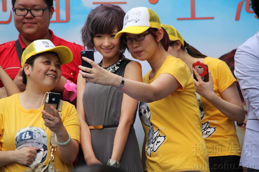 《花雾》粉丝见面会万茜大玩自拍 邓伦被表白