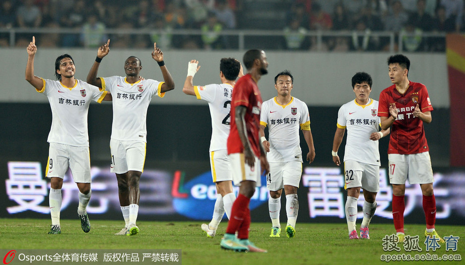 高清:高拉特造乌龙击掌卡帅 马祖攻破恒大指天
