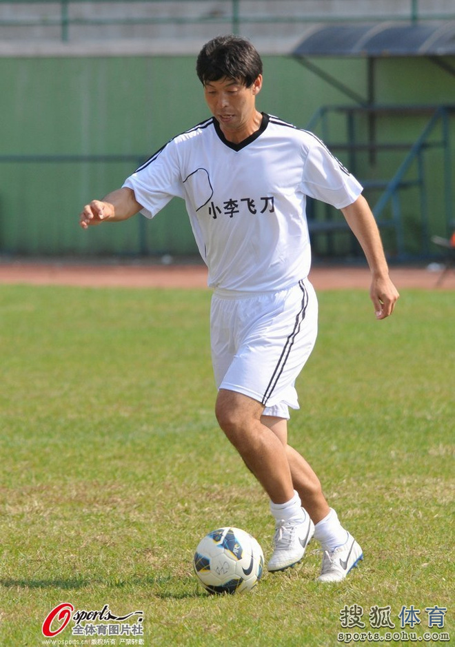 2014年9月21日,十连冠辽足老队员参加义赛,唐尧东领衔为郝卫东募集善款。辽宁省沈阳市,十连冠时期辽足球员与昔日沈阳海狮球员发起为郝卫东献爱心慈善义赛,付玉斌、唐尧东、董礼强、陈波、王广宁等诸多辽沈足坛名宿重披战袍亮相。曲乐恒携妻子为郝卫东募集善款。