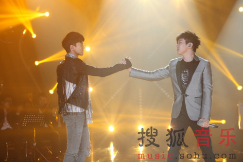 林俊杰与德普亲密互动自拍 歌手总决赛助阵张杰6442179-音乐频道