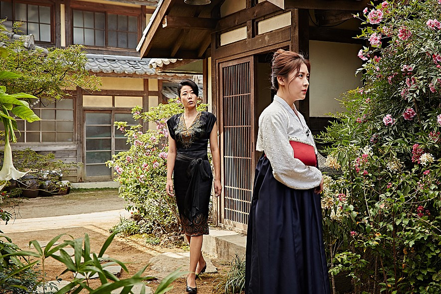 电影《 许三观 》剧照公开 河智苑淳朴穿越旧时